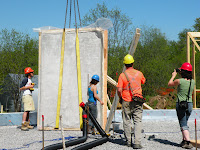 The crame lifts the walls on to the foundation.
MVG