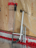 This is a "pogo stapler". It staples the pipe into the silverboard.
MVG
