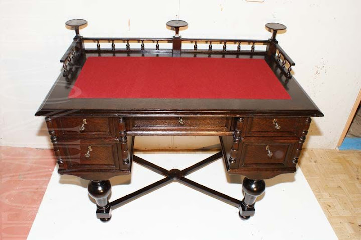 Пример реставрации письменного стола.