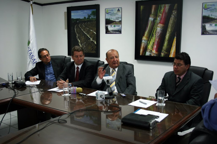 Junta Directiva de ATASAL en conferencia ante los medios