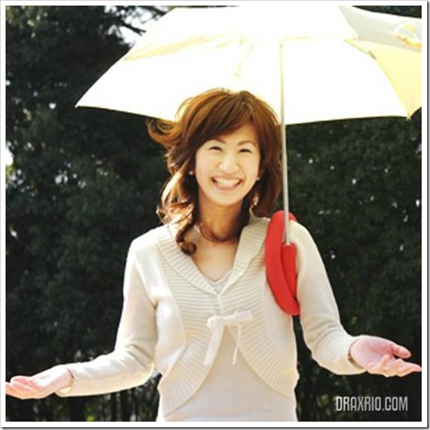 holdingumbrella