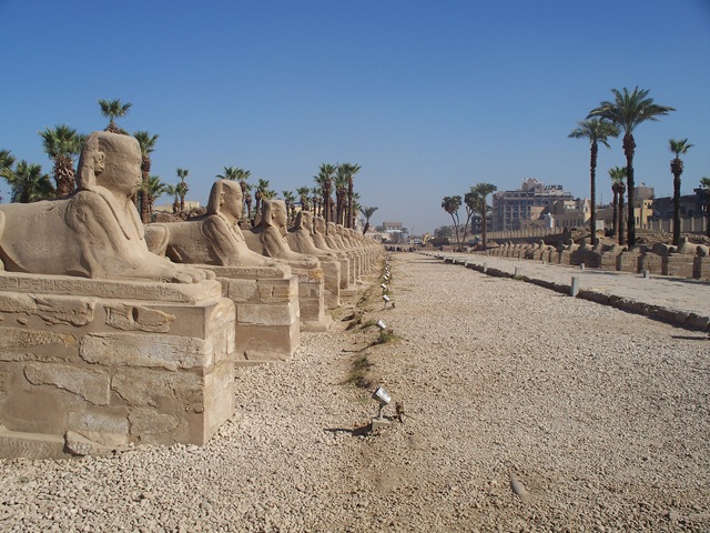 [12-19-2009 009 Avenue of the sphinxes[3].jpg]