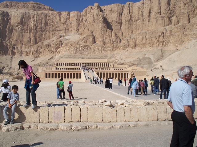 [12-20-2009 011 Al-Deir Al-Bahari Temple[2].jpg]