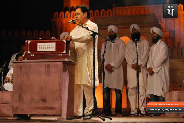 Jagjit Singh performing at the launch of Maharaja Ranjit Singh TV Show