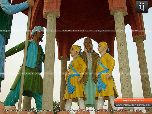 Scene of Chote Shehabjade Zorawar and Fateh Singh being presented before Wajid Khan