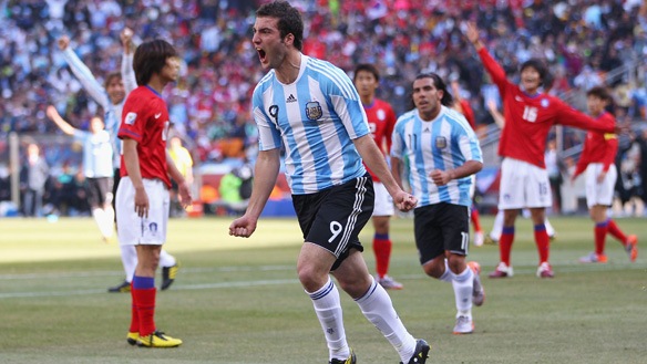 [higuain-gonzalo100617getty[2].jpg]