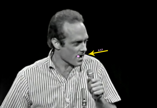 El vocalista y su chicle en el minuto 1:17 El vocalista y su chicle en el minuto 1:17