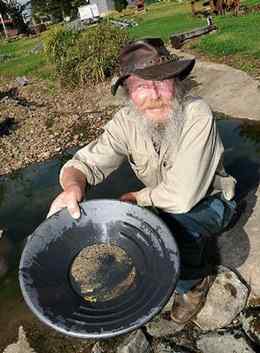 Alan Blackman pans for Gold at the Gympie Mining Museum.