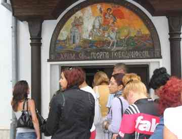 People line up to see the recently discovered relics of St. John the Baptist at the St. Georgi Church in Bulgaria's beach town of Sozopol. Photo by BGNES 