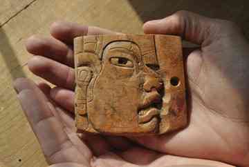 Offering made with the shell of a turtle representing an Olmec-style person. Photo: H. Montano/INAH. Offering made with the shell of a turtle representing an Olmec-style person. Photo: H. Montano/INAH.