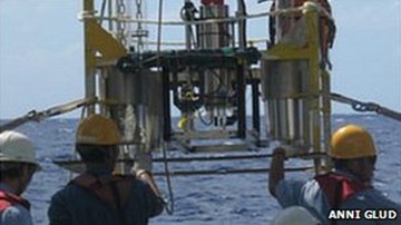The scientists used a hi-tech submersible to study the trench _50797859_img_0518
