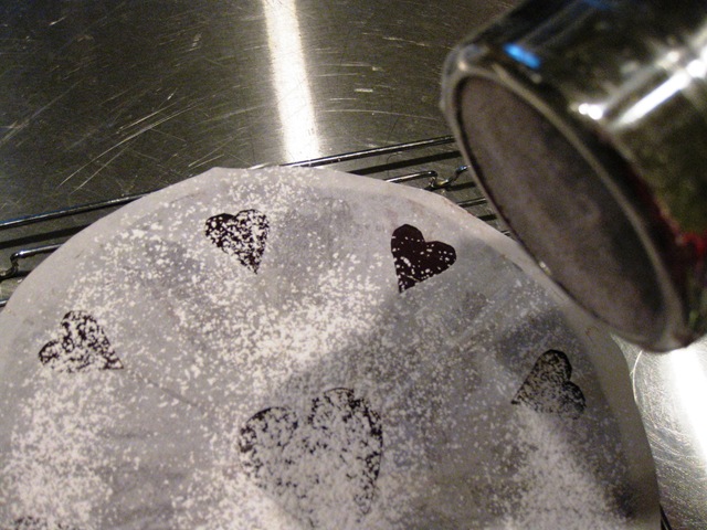 [sprinklepowdersugarontorte.jpg]