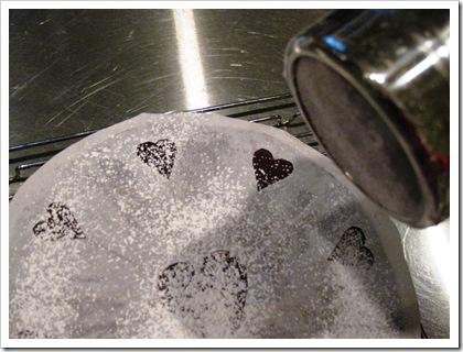 sprinkle powder sugar on torte