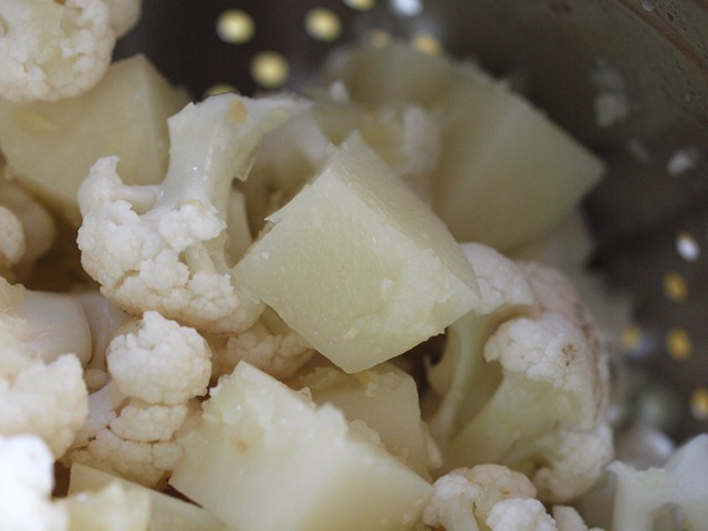 [cauliflower and potatoes[3].jpg]