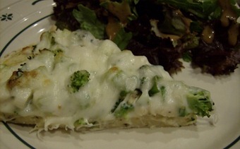 Chicken Alfredo Pizza with Broccoli (640x477) Chicken Alfredo Pizza with Broccoli (640x477)