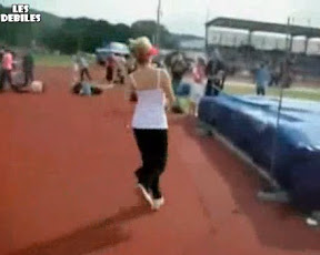 blonde saut en hauteur
