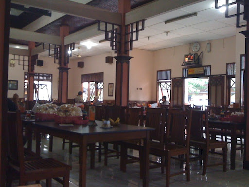suasana RM Rawon Nguling