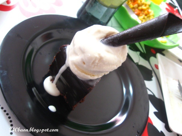 [chocolate heaven slice with haagen dazs vanilla ice cream, by 240baon[4].jpg]