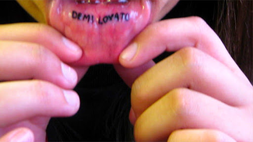 tatuajes de crepusculo. Una fan se hizo un tatuaje en el labio con el nombre 