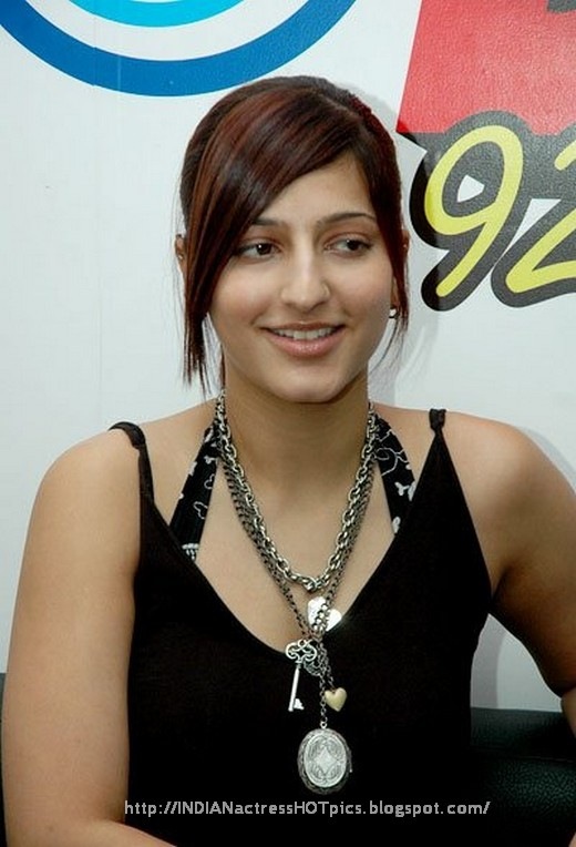 [shruti_hasan_05[2].jpg]