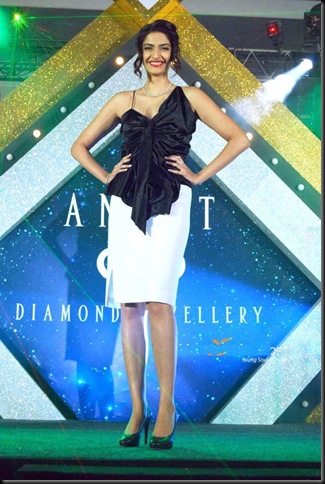 Sonam kapoor at launch of Anant diamond jewellery01
