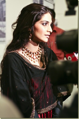sonam kapoor hot bollywood actress pictures3006103