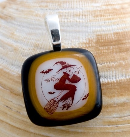 [chauncey flying witch pendant[2].jpg]