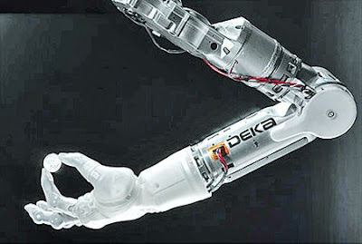 美國發明家卡門,繼賽格威電動車之後又有力作,圖為新研發的仿生學義肢「DEKA Arm」。圖/美聯社