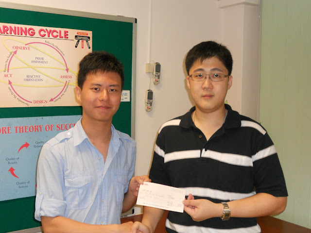 Chua Chee Tek (left) receiving the Bursary Award from AJCAA President Lau Kiat Meng.