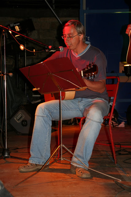 Pavel Švanda při svém autorském vystoupení na festivalu v Lorient v Bretani.
