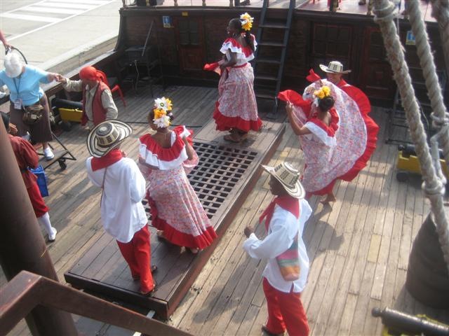 [Local Dancers on the Galleon (Small)[2].jpg]