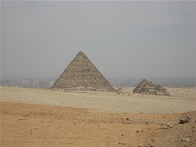 [Menkaure Pyramid and Pyramid of the Queens (Small)[2].jpg]