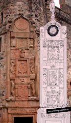 Frontispicio sobre la puerta principal