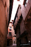 La Casa de la Julianeta y el Portal de Molina al fondo