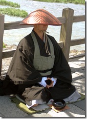 Japanese_buddhist_monk_by_Arashiyama_cut