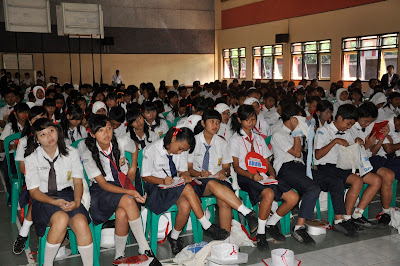 Mendengarkan penjelasan tentang kurikulum
