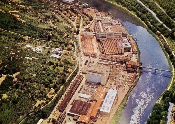 Cartes Postales Pop et  Kitsch des années 50, 70 et 70 - Pop and kitsch vintage postcards from the fifties, the sixties and the seventies : L'usine RHODIACETA de BESANCON