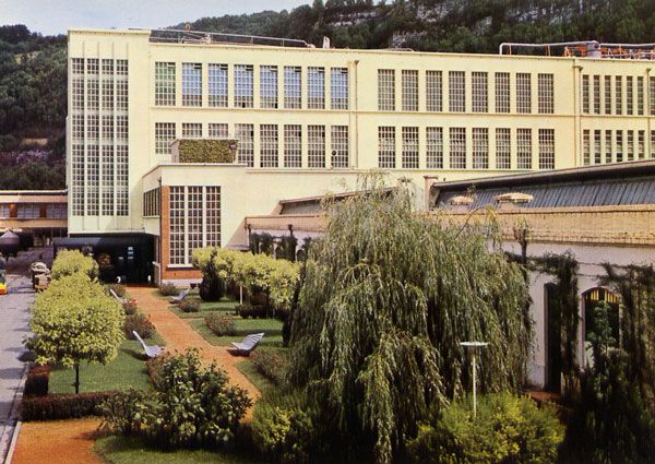 Cartes Postales Pop et  Kitsch des années 50, 70 et 70 - Pop and kitsch vintage postcards from the fifties, the sixties and the seventies : L'usine RHODIACETA de BESANCON