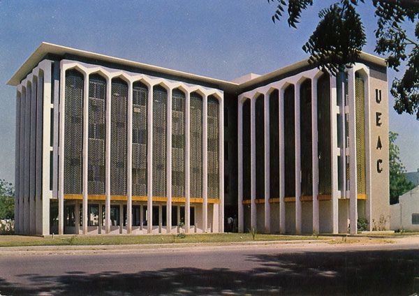 Cartes Postales Pop et  Kitsch des années 50, 70 et 70 - Pop and kitsch vintage postcards from the fifties, the sixties and the seventies : Rep. du TCHAD Fort-Lamy - Immeuble de l'UEAC