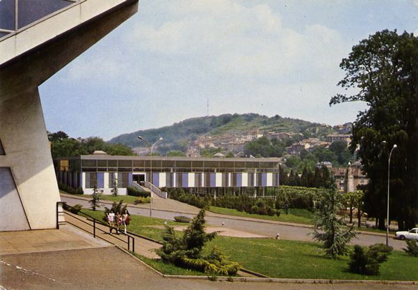 Cartes Postales Pop et  Kitsch des années 50, 70 et 70 - Pop and kitsch vintage postcards from the fifties, the sixties and the seventies : Tous à l'école LONGWY-BAS (Mthe-et-Mlle) La Salle des Sports