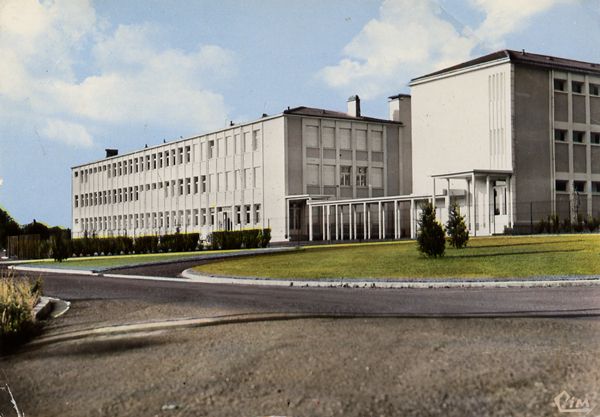 Cartes Postales Pop et  Kitsch des années 50, 70 et 70 - Pop and kitsch vintage postcards from the fifties, the sixties and the seventies : Tous à l'école LUSIGNAN (86. Vienne) Le C.E.G. Architecte : Mr Gallot, 86. Civray