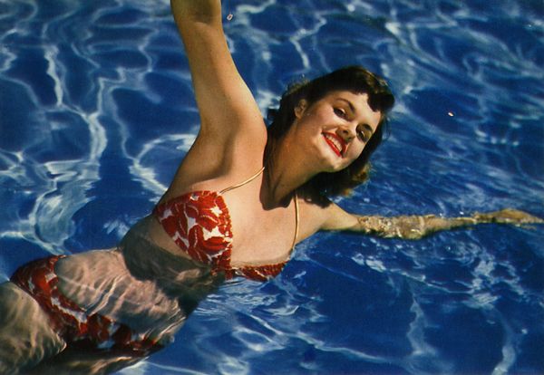 Cartes Postales Pop et  Kitsch des années 50, 70 et 70 - Pop and kitsch vintage postcards from the fifties, the sixties and the seventies : Beautés marines Babes on the beach