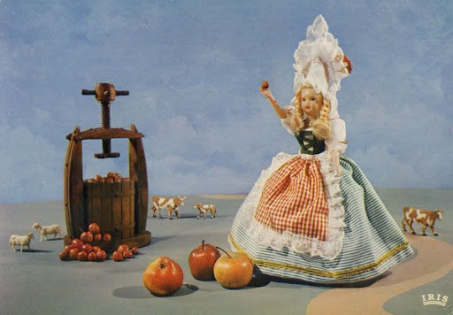 Cartes Postales Pop et Kitsch des années 50, 70 et 70 Regional Puppets / Poupées Régionales