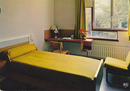 Cartes Postales Pop et  Kitsch des années 50, 70 et 70 Hospitals, residences and diverse activities / Hopitaux, résidences et activités diverses