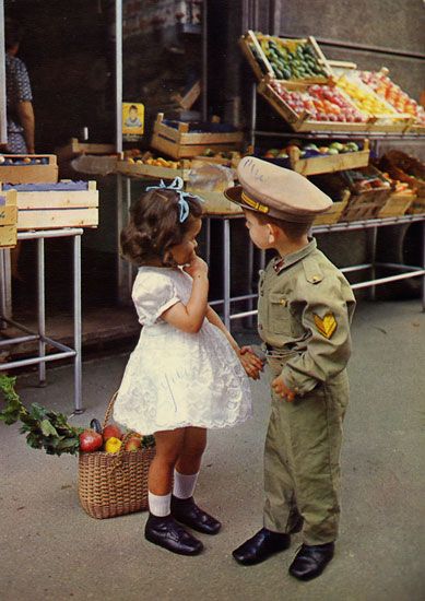 Cartes Postales Pop et  Kitsch des années 50, 70 et 70 Bride of Child soldiers/ La Fiancée des Enfants soldats