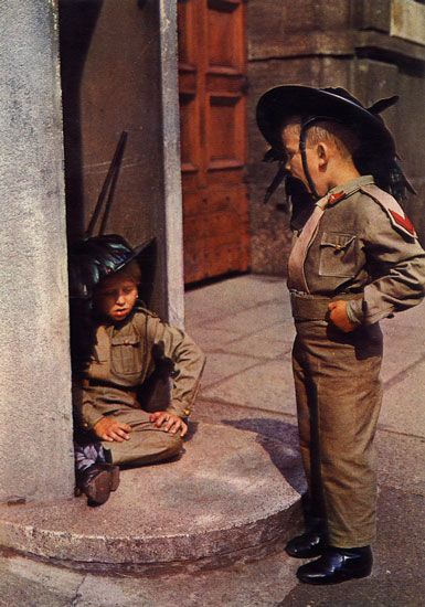 Cartes Postales Pop et  Kitsch des années 50, 70 et 70 Child soldiers/ Enfants soldats