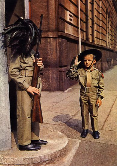 Cartes Postales Pop et  Kitsch des années 50, 70 et 70 Child soldiers/ Enfants soldats