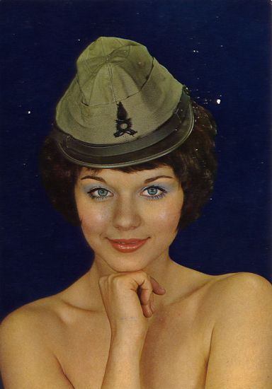 Cartes Postales Pop et  Kitsch des années 50, 70 et 70 - Pop and kitsch vintage postcards from the fifties, the sixties and the seventies : Funny hats, Militaria