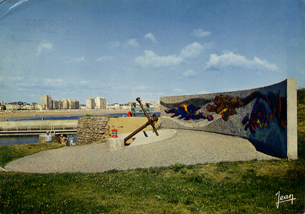 Cartes Postales Pop et Kitsch des années 50, 70 et 70 - Pop and kitsch vintage postcards from the fifties, the sixties and the seventies : LA VENDEE - Les Sables-d'Olonne (85) Mémorial des marins péris en mer (Maître d'oeuvre Jacques Launois)