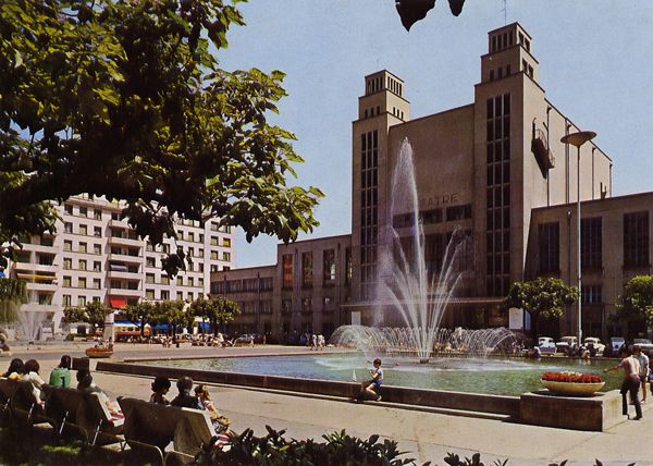 Cartes Postales Pop et  Kitsch des années 50, 70 et 70 - Douceur de vivre : VILLEURBANNE (Rhône) Place Docteur Lazare Goujon Ancien député - Maire de Villeurbanne